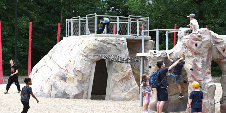 Bouldern in der Funsportarena an künstlichen Felsen die versch. Schwierigkeitsstufen zum Bouldern bieten im Revierpark Vonderort Oberhausen